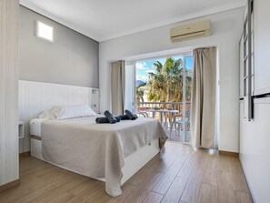 Iron/ironing board, Internet, bed sheets