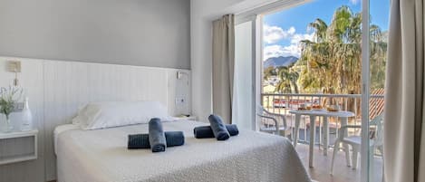 Fer et planche à repasser, accès Internet, draps fournis