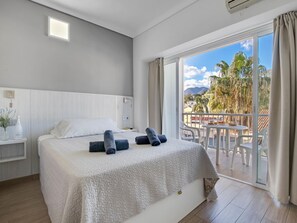 Tabla de planchar con plancha, internet y ropa de cama 