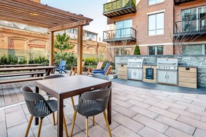 Outdoor dining - Blueground | Kendall Sq, AC, w/d, nr MIT Museum (Cambridge)