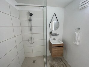 Suihku, hiustenkuivaaja