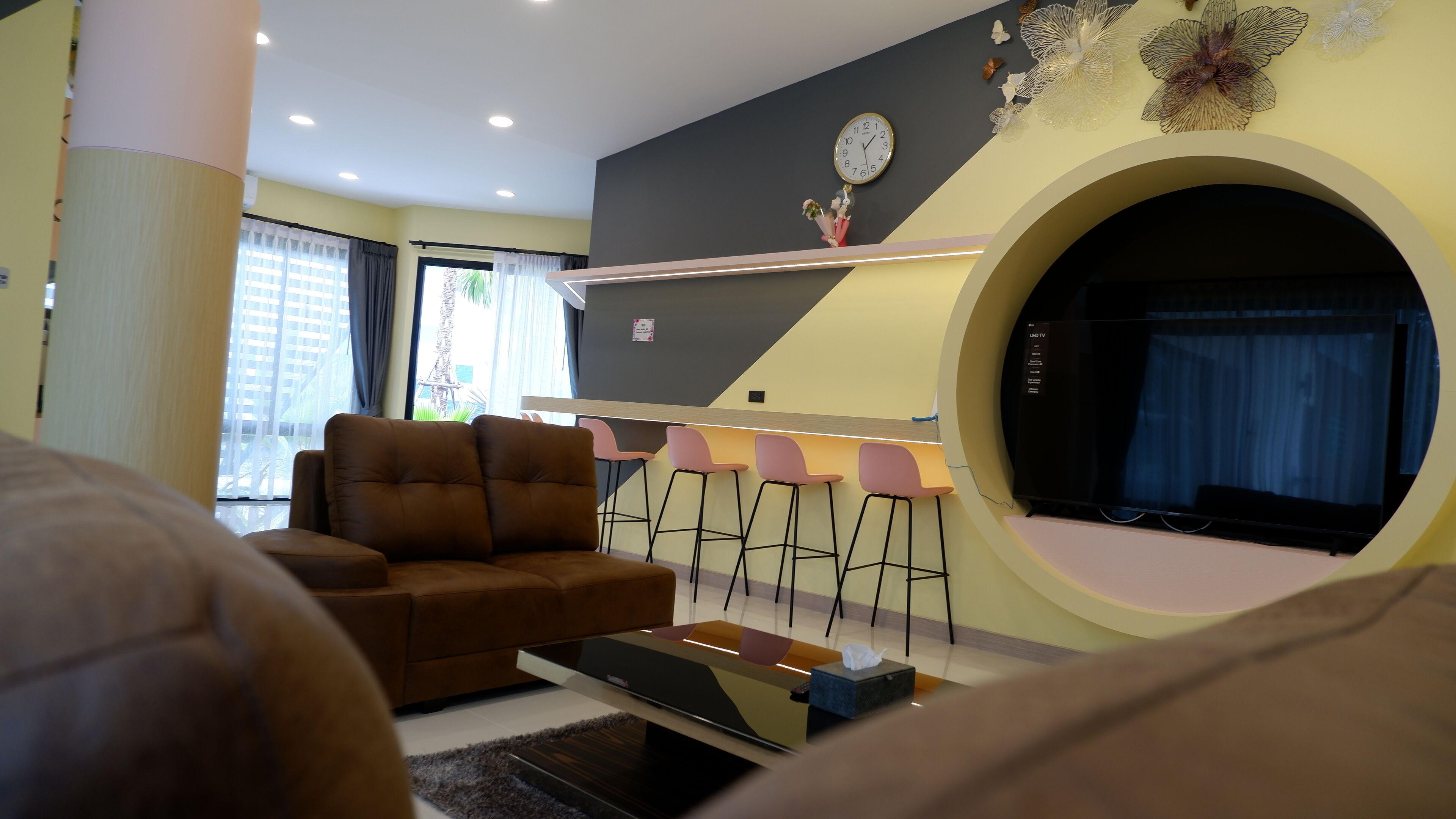 Una sala de estar moderna con un sofá, una mesa de centro y un televisor.