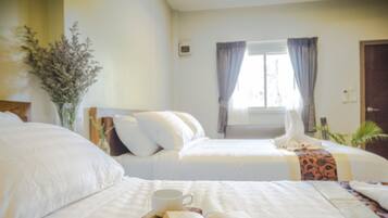 Studio, Mixed Dorm, Non Smoking, Private Bathroom | Laptop workspace, free WiFi