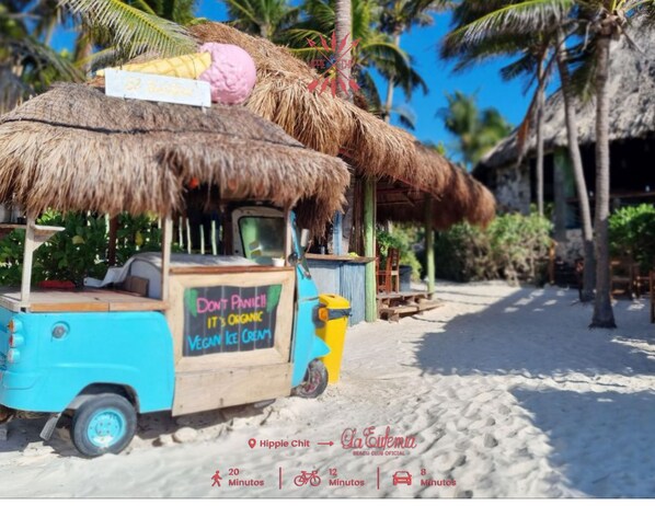 Playa privada en los alrededores, arena blanca