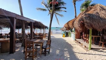 Playa privada en los alrededores y playa de arena blanca