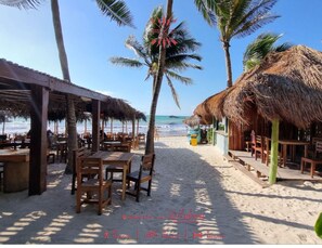 Praia particular nas proximidades, areia branca