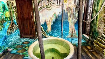 Suite, piscina privada | Bañera de hidromasaje privada