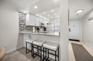 Fridge, microwave, oven, stovetop - 2BR Sandpiper Key – Bright, Stylish & Coastal (Englewood)