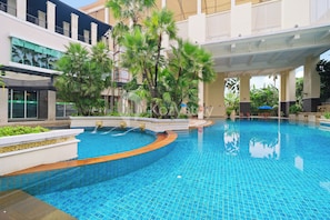 Una piscina al aire libre