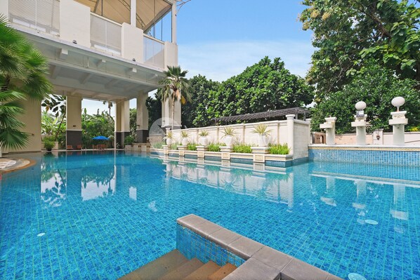 Hồ bơi ngoài trời