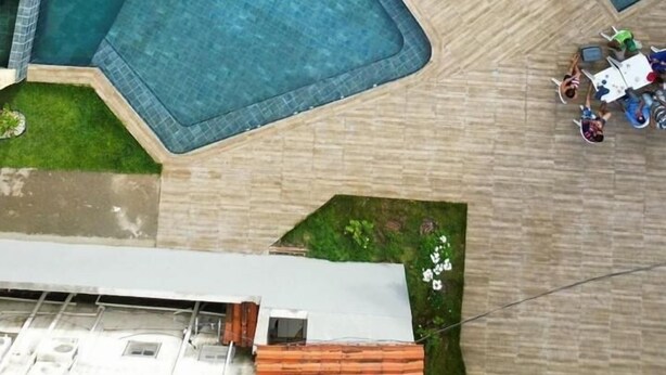 A modern pool area with multiple swimming pools and a wooden deck. - Flat vista Piscina e Lagoa 203c Bela bLP (Ipojuca)