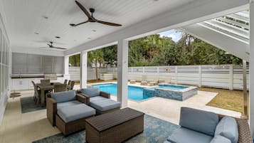 Casa, piscina particular | Terraço/pátio