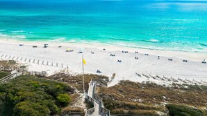 Nær stranden og hvit sand