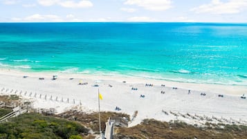 Perto da praia, areia branca