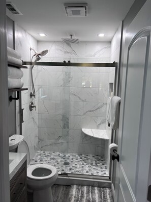 Dusche, Haartrockner, Handtücher, Seife