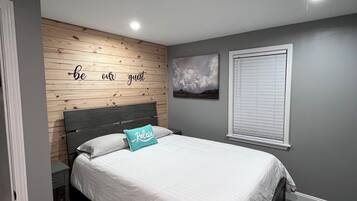 2 dormitoris, planxa i posts de planxar i un bressol de viatge