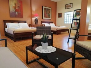 Chambre Premium, plusieurs lits, terrasse, vue partielle sur la mer