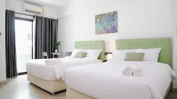 Habitación familiar | Escritorio y ropa de cama