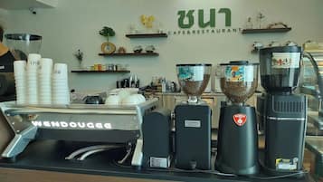 Desayuno completo los fines de semana (THB 100 por persona)