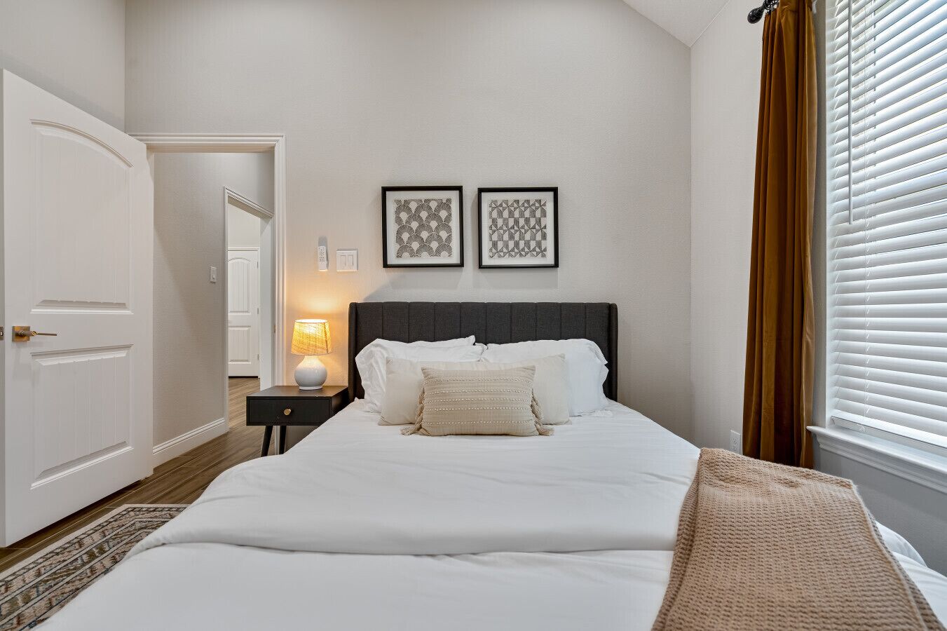 4 habitaciones, escritorio, tabla de planchar con plancha y wifi gratis 