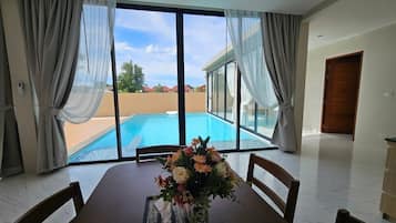 Villa, alberca privada, vista a la alberca | Cocina privada