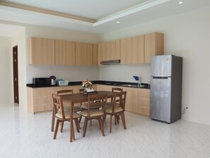 Villa, piscina privada, vistas a la piscina | Cocina privada