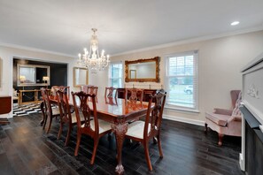 Dining - 14 Beds Game Room Fire Pit (Louisville)