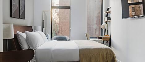 Tabla de planchar con plancha, wifi, ropa de cama