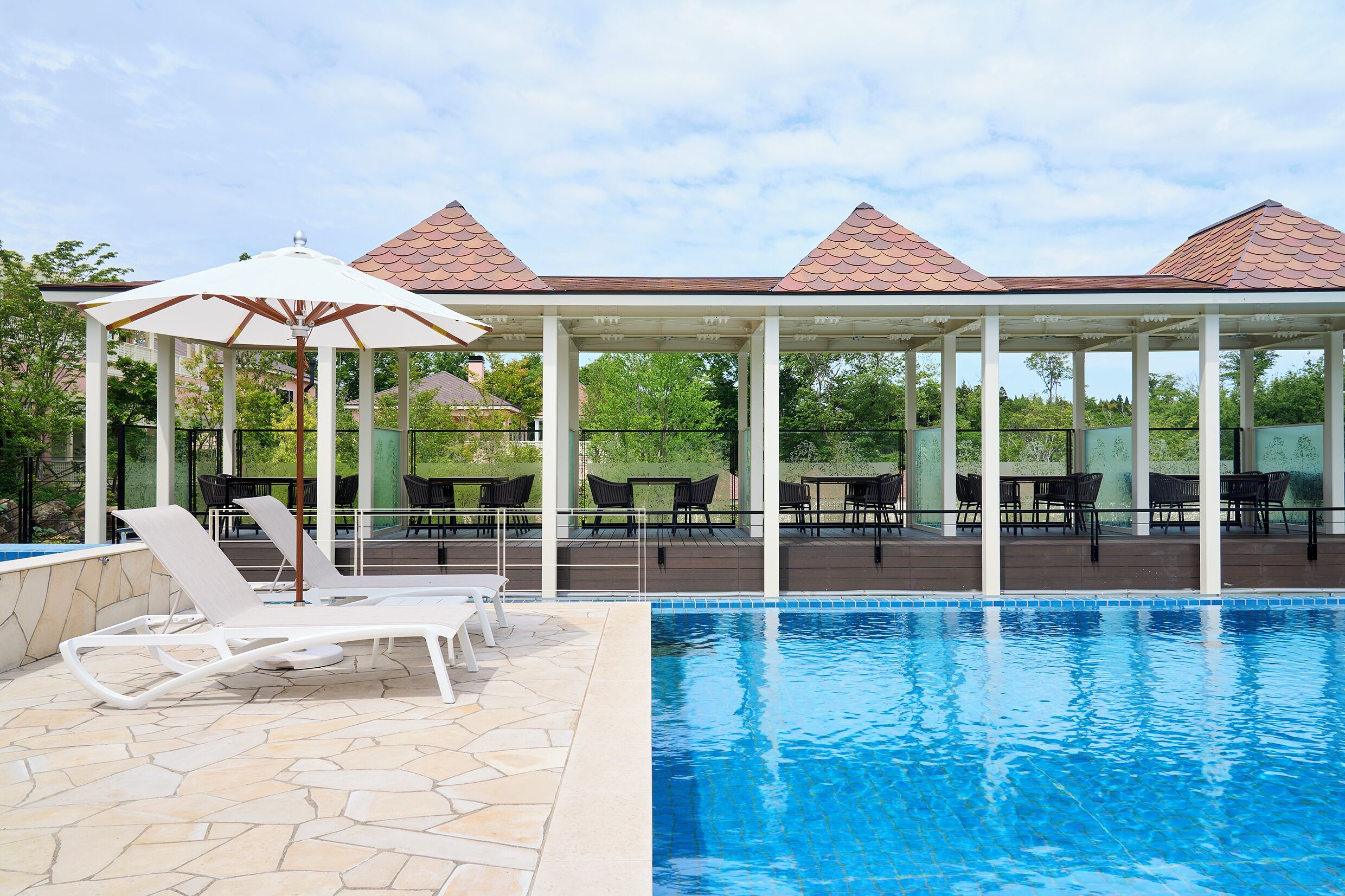 Una piscina al aire libre de temporada, camas de piscina gratis