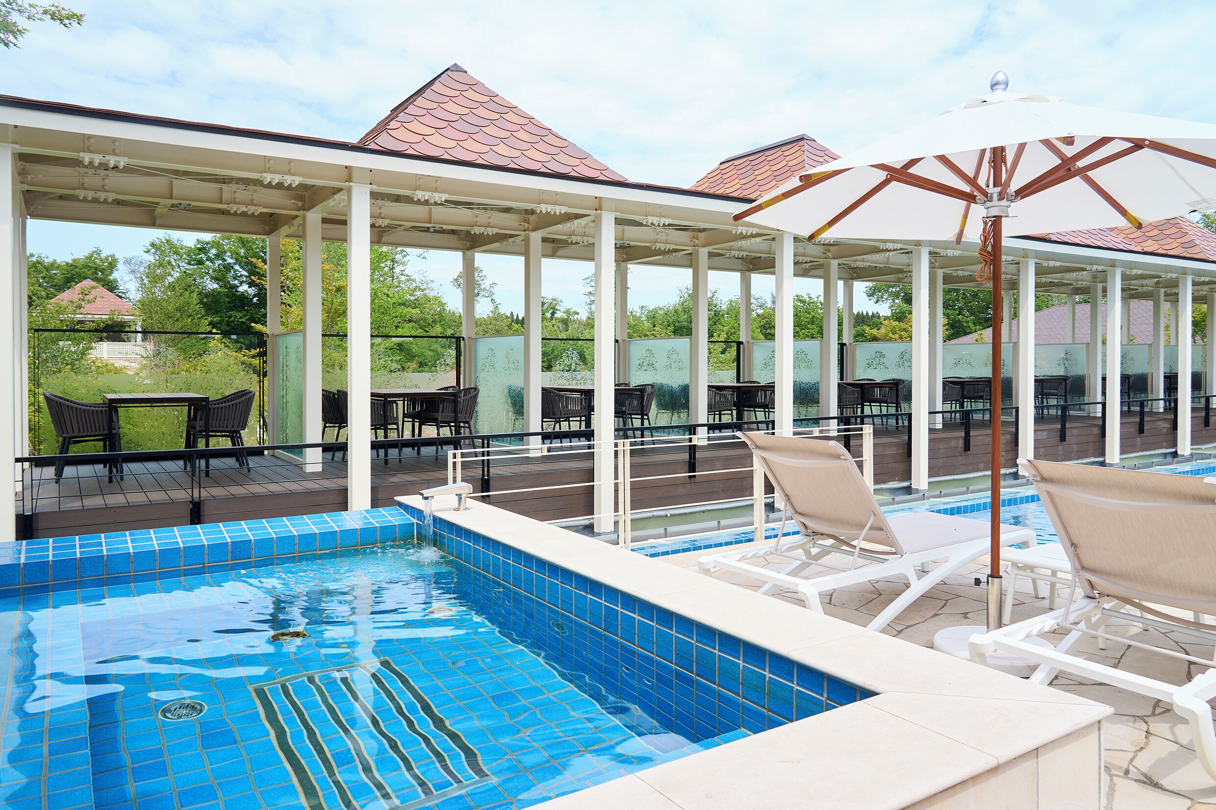 Seasonal outdoor pool, free cabanas