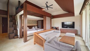 Una sala de estar moderna con un sofá, una mesa de centro, un televisor y una escalera.