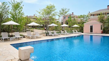 Seasonal outdoor pool, free pool cabanas