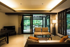 高級套房, 非吸煙房 (Fairway Side) | 迷你吧、客房內保險箱、免費無線上網、床單