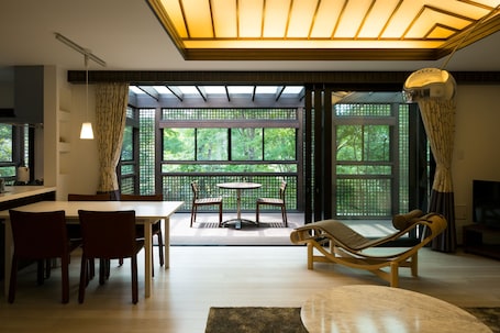 Minibar, caja de seguridad en la habitación, wifi gratis y ropa de cama . ADVENTURES ISLAND KOYARUZAWA LODGE