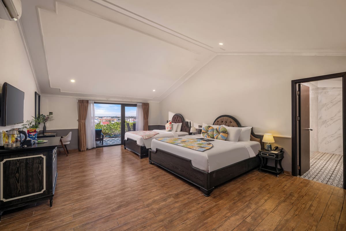 Neljän hengen perhehuone, parveke, valtamerinäköala | Memory foam -patjalliset sängyt, tallelokero huoneessa, pimennysverhot