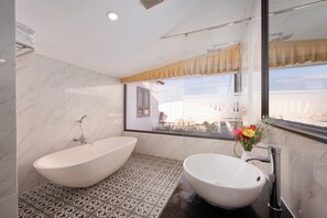 Neljän hengen perhehuone, parveke, valtamerinäköala | Kylpyhuone | Ilmaiset hygieniatuotteet, hiustenkuivaaja, tohvelit, pyyhkeet