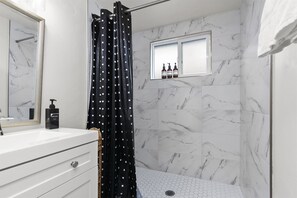Haartrockner, Handtücher, Seife, Shampoo
