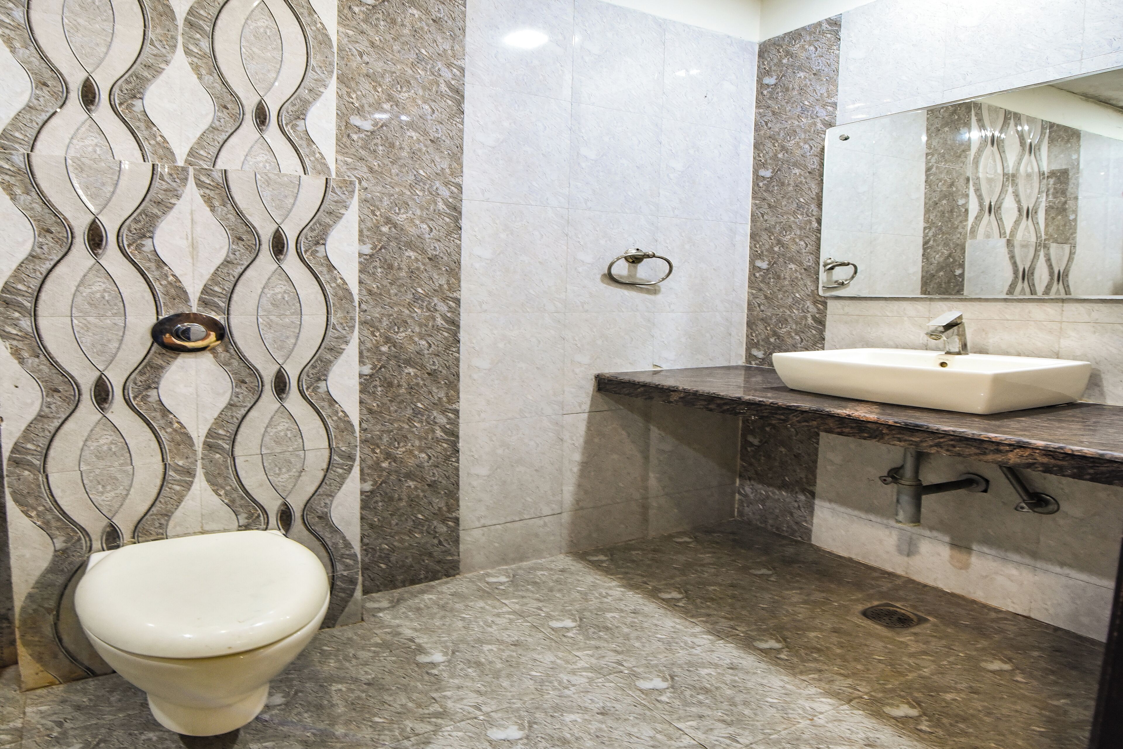 Une salle de bain avec des toilettes, un lavabo et un miroir.