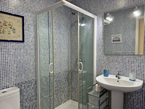 Dusche, Haartrockner, Handtücher, Seife