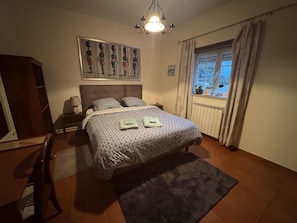 1 bedroom, WiFi, bed sheets - Casa Vimeiro Sleeps 2 with Pets (Vimeiro, Alcobaca)
