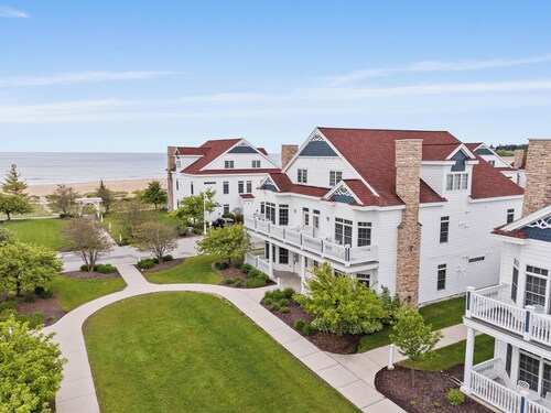 Breezy Beach - Villa 75 Steps from Lake Michigan