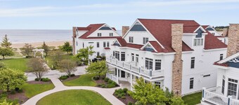 Breezy Beach - Villa 75 Steps from Lake Michigan