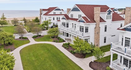 Breezy Beach - Villa 75 Steps from Lake Michigan