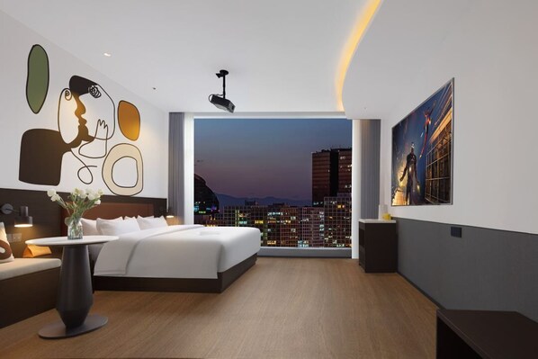 Superior tweepersoonskamer, uitzicht op de stad | Donsdekens, een laptopwerkplek, verduisterende gordijnen