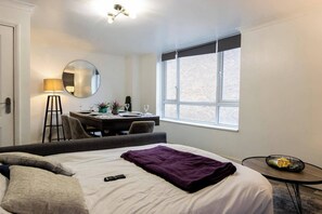 5 bedrooms, iron/ironing board, WiFi, bed sheets