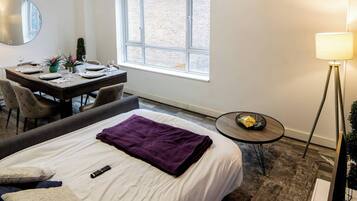 5 bedrooms, iron/ironing board, WiFi, bed sheets