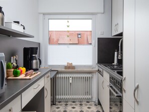 Een koelkast, een microgolfoven, een oven, een vaatwasser