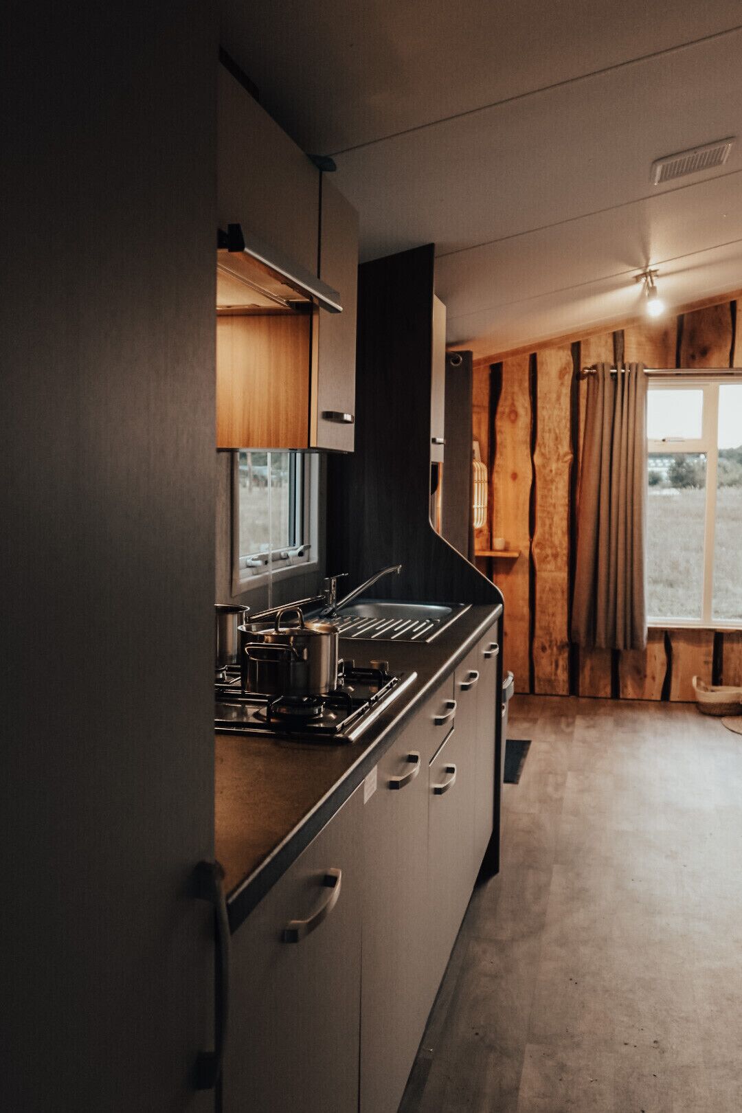 Kylskåp, kaffe- och tebryggare, vattenkokare och grytor/köksredskap