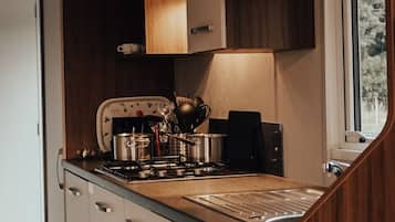 Een koelkast, een koffiezetapparaat/waterkoker