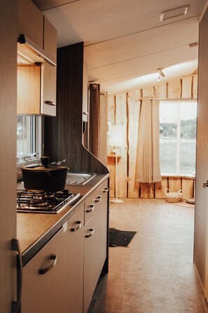 Kühlschrank, Wasserkocher mit Kaffee-/Teezubehör